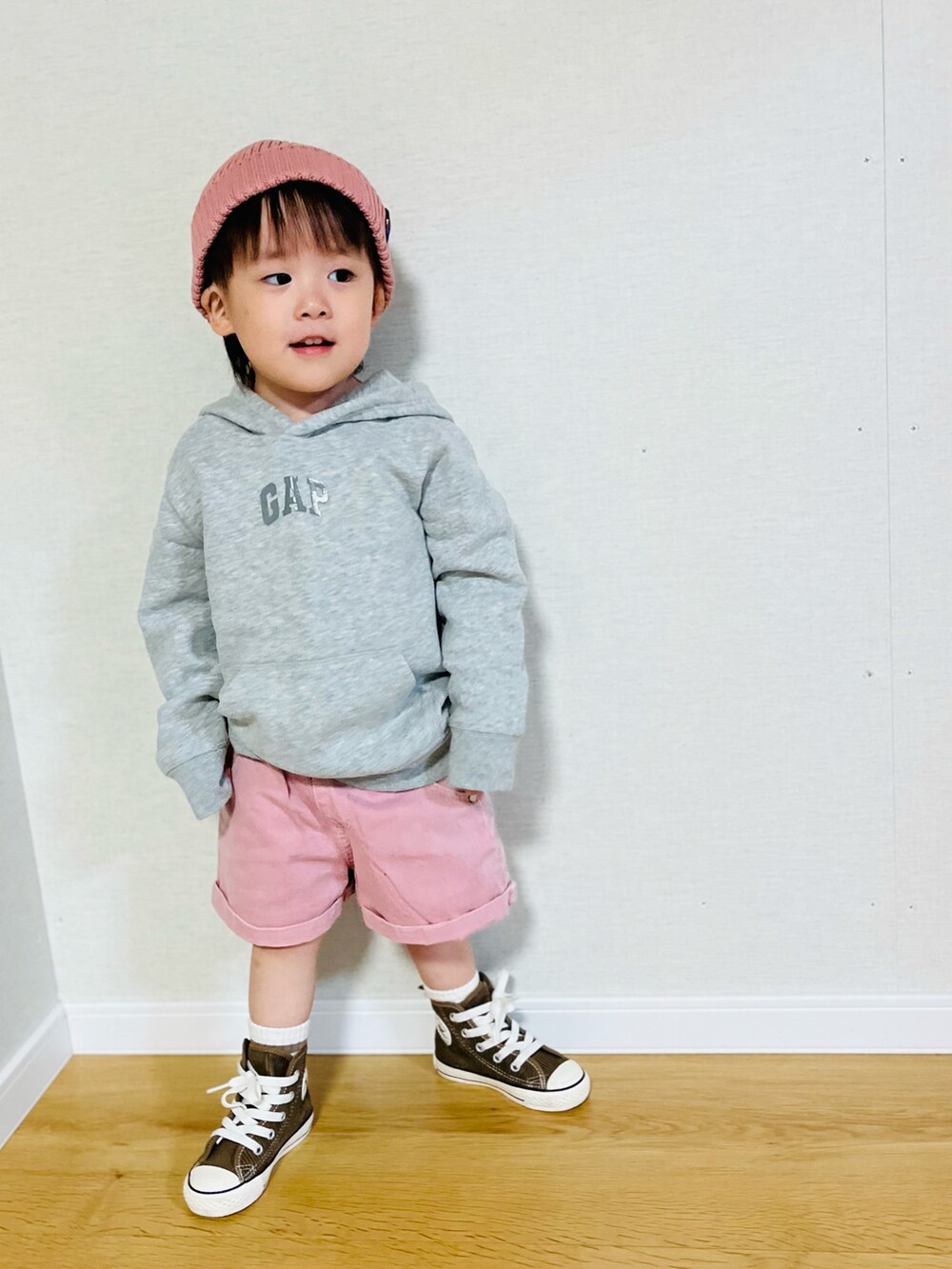 グレー系のパーカー、ピンク系のパンツ、ブラック系のニットキャップ/ビーニーを着用したキッズの秋コーディネートの2枚目の写真
