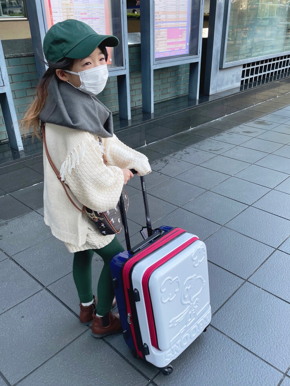 ホワイト系のニット/セーター、ホワイト系のその他パンツ、ブラウン系のブーツを着用したキッズの冬コーディネートの2枚目の写真