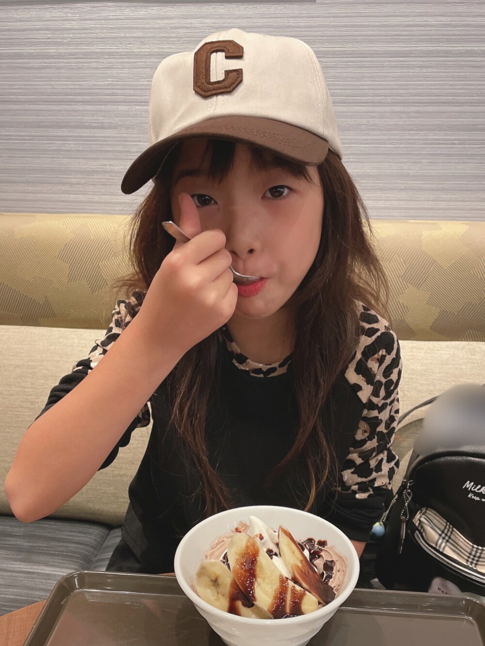 ブラック系のトップス、ブラック系のパンツ、ブラック系のスニーカーを着用したキッズの秋コーディネートの2枚目の写真