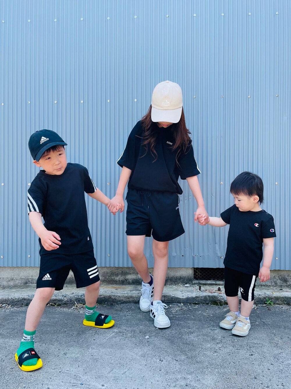 ブラック系のパーカー、ブラック系のその他パンツ、ブラック系のTシャツ/カットソーを着用したキッズの春コーディネートの2枚目の写真