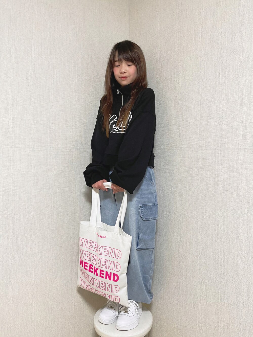 「カーゴパンツ、ワイドパンツ、デニム、バケットハット、スニーカー、ロゴスウェット、シンプルコーデ、ビッグシルエット、WEGO、repipi armario、Hanes、3年生、9歳、ストリート」｜「Honeysのコーデュロイバケット（ハット、ブラック系）」を使った、naaaさん（キッズ・142cm）の冬コーディネートの4枚目の写真