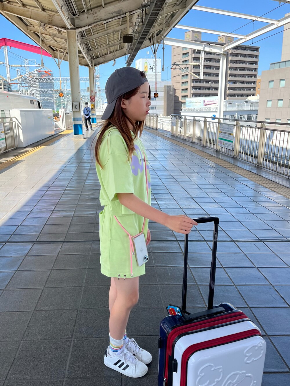 グリーン系のセットアップ、グレー系のキャップを着用したキッズの春コーディネートの2枚目の写真