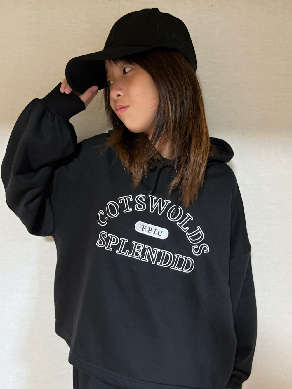 ブラック系のワンピース、ブラック系のスニーカー、ブラック系のソックス/靴下を着用したキッズの秋コーディネートの2枚目の写真