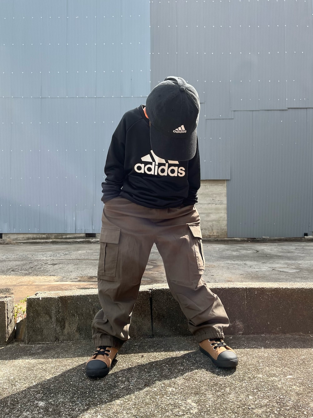グリーン系のカーゴパンツ、ブラウン系のスニーカー、その他のその他を着用したキッズの秋コーディネートの2枚目の写真
