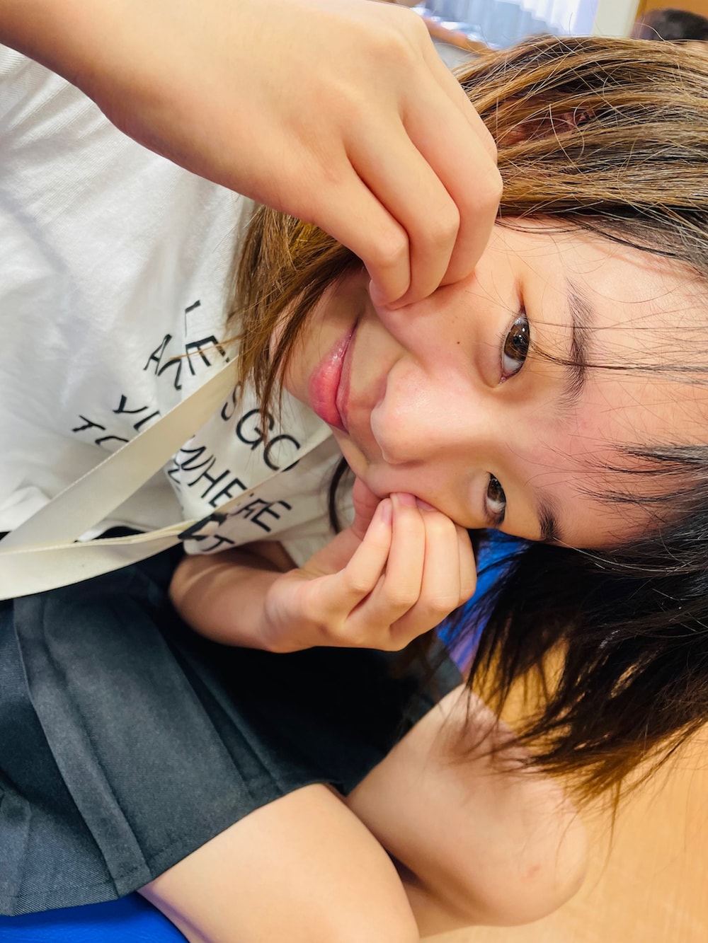 「夏コーデ、プリーツスカート、プチプラ、モノトーン、スカート、みんなの白Tフェス、ロゴT、通学コーデ、カジュアル」｜「PUMAのPUMA プーマ ウィメンズ PUMA x VOGUE 2 リードキャット 2.0 サンダル（サンダル、ブラック系）」を使った、naaaさん（キッズ・143cm）の夏コーディネートの5枚目の写真