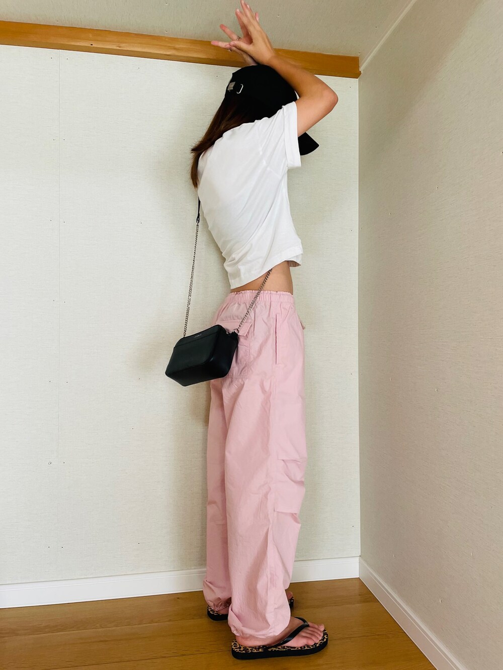 「夏コーデ、プチプラ、ピンク、ピンクパンツ、カラーパンツ、カーゴパンツ、白Tシャツ、ロゴT、GU、H&M、ビーチサンダル、淡色コーデ」｜「H&Mのアイテム（カーゴパンツ、ピンク系）」を使った、naaaさん（キッズ・143cm）の夏コーディネートの2枚目の写真