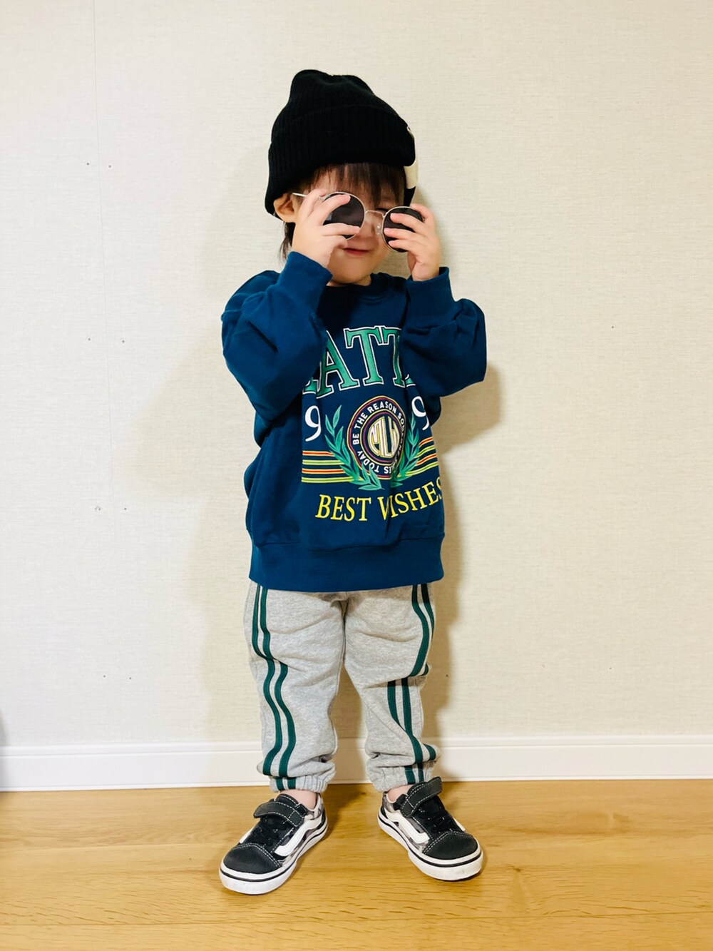 ブルー系のトップス、グレー系のその他パンツを着用したキッズの秋コーディネートの3枚目の写真