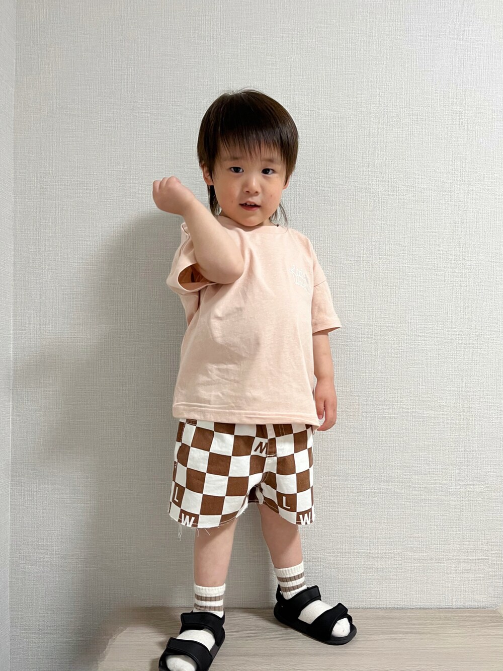 ピンク系のTシャツ/カットソー、ブラウン系のパンツを着用したキッズの冬コーディネートの5枚目の写真