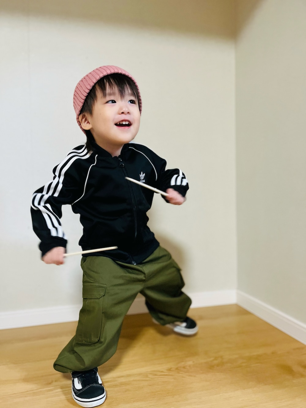 「カーゴパンツ、ジャージ、adidas、アディダスジャージ、ニット帽、ピンク、スニーカー、プチプラ、ストリート、秋コーデ」｜「petit mainのコットンビーニー（ニットキャップ/ビーニー、ピンク系）」を使った、naaaさん（キッズ・146cm）の秋コーディネートの5枚目の写真