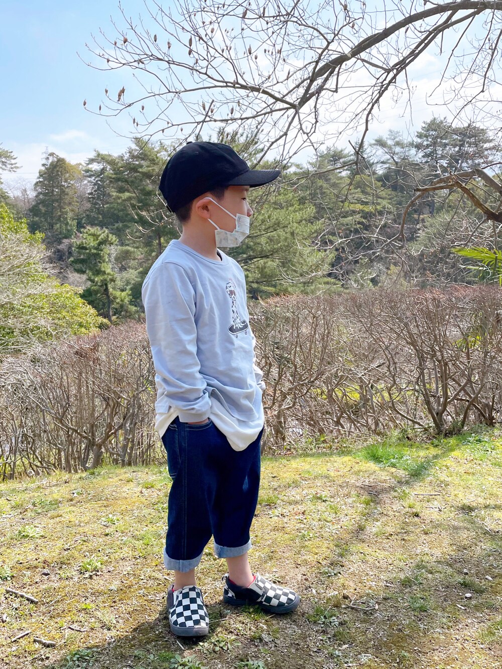 ブルー系のTシャツ/カットソー、ブルー系のデニムパンツ、その他のスリッポンを着用したキッズの春コーディネートの4枚目の写真