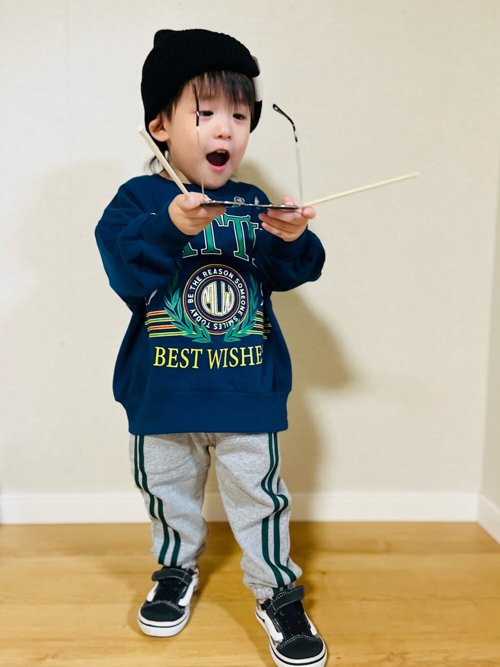 ブルー系のトップス、グレー系のその他パンツを着用したキッズの秋コーディネートの4枚目の写真