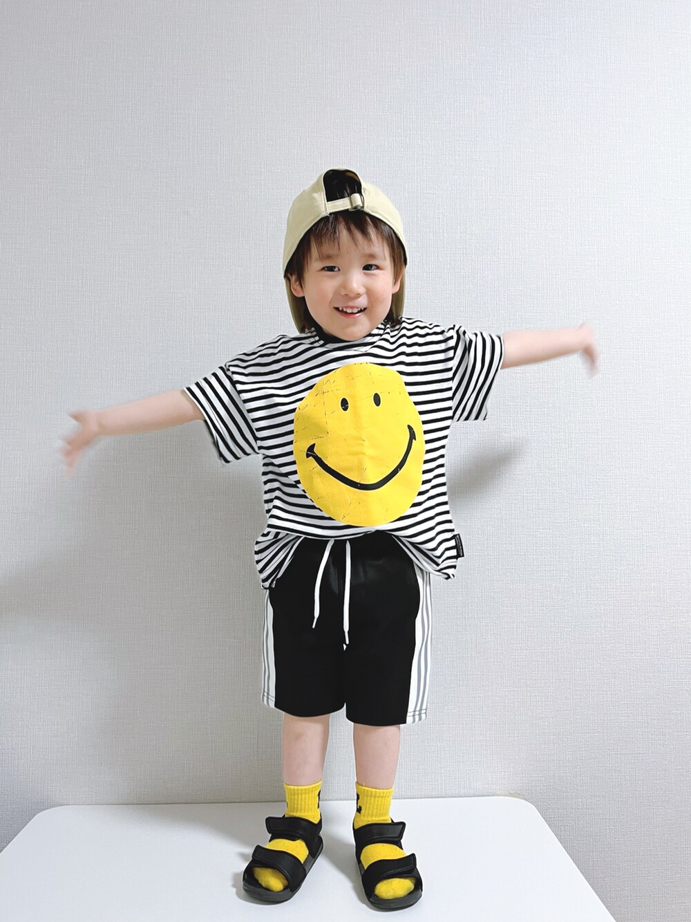 ブラック系のTシャツ/カットソー、ブラック系のパンツを着用したキッズの冬コーディネートの2枚目の写真