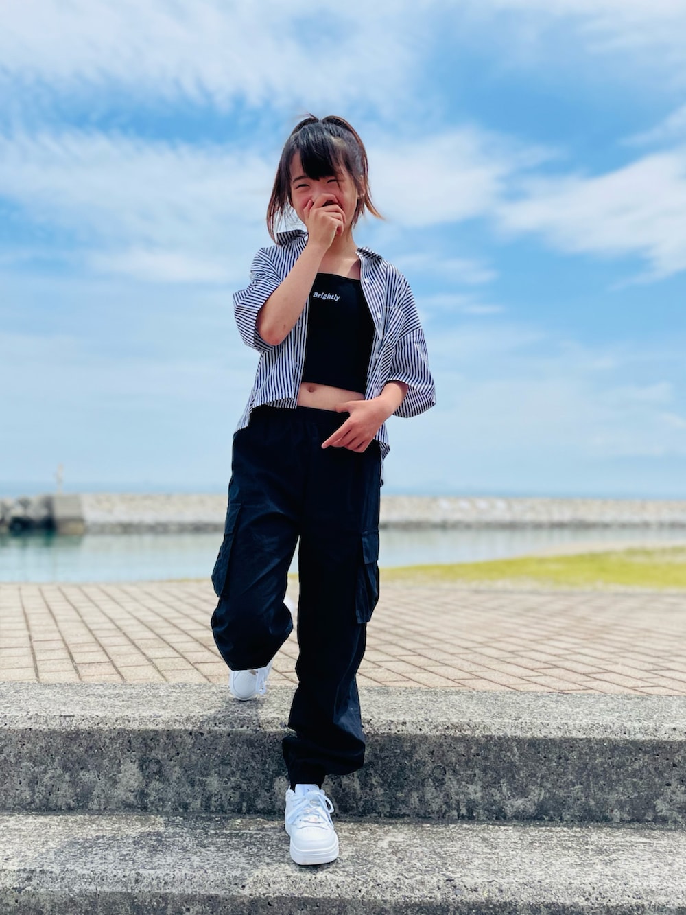 「ストライプ、ストライプシャツ、シャツスタイル、休日スタイル、ストリート、モード、カーゴパンツ、スニーカー、Lovetoxic、shein、Reebok、初夏コーデ、春夏コーデ、カジュアルコーデ、モノトーン」｜「LOVETOXICの【LTXC】半袖ストライプシャツインナーSET（シャツ/ブラウス、ブラック系）」を使った、naaaさん（キッズ・143cm）の春コーディネートの4枚目の写真