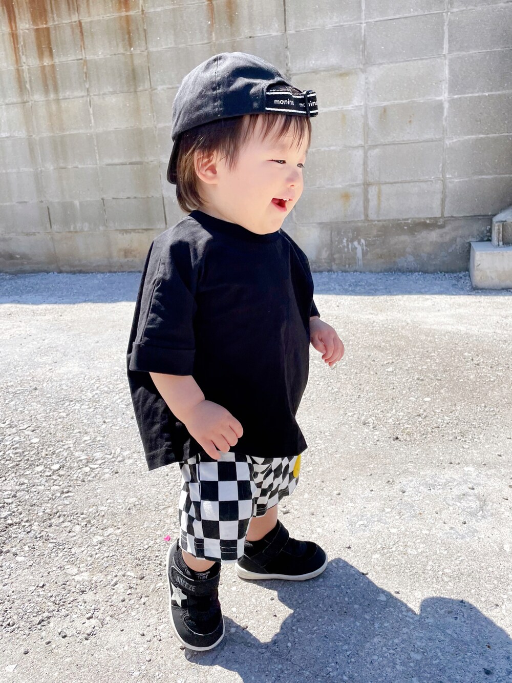 ブラック系のトップス、ブラック系のパンツ、ブラック系のスニーカーを着用したキッズの夏コーディネートの3枚目の写真