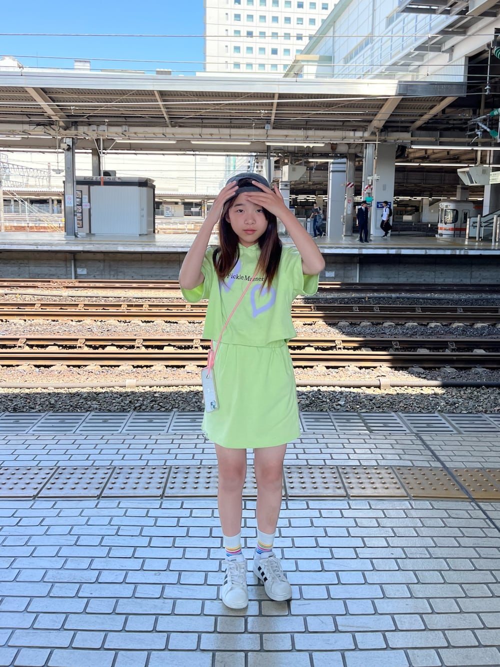 グリーン系のセットアップ、グレー系のキャップを着用したキッズの春コーディネートの5枚目の写真