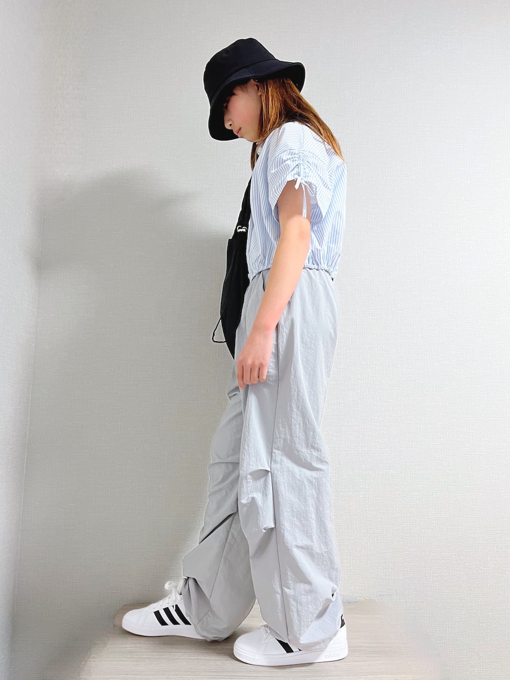 ブルー系のシャツ/ブラウス、ホワイト系のキャミソール、グレー系のパンツを着用したキッズの春コーディネートの2枚目の写真