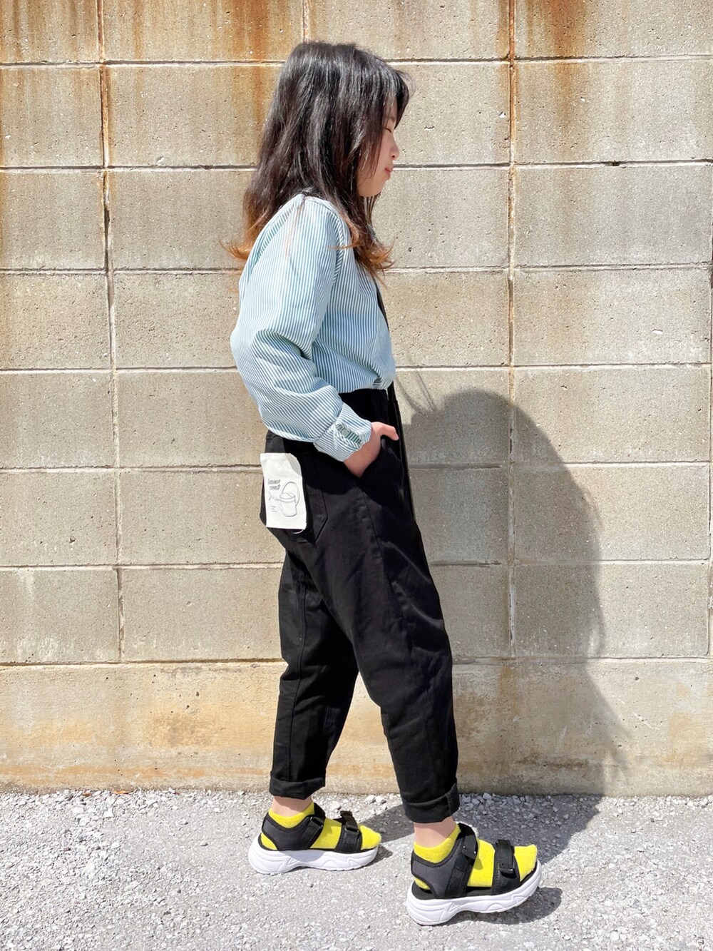 グリーン系のシャツ/ブラウス、ブラック系のその他パンツ、ブラック系のトートバッグを着用したキッズの春コーディネートの3枚目の写真