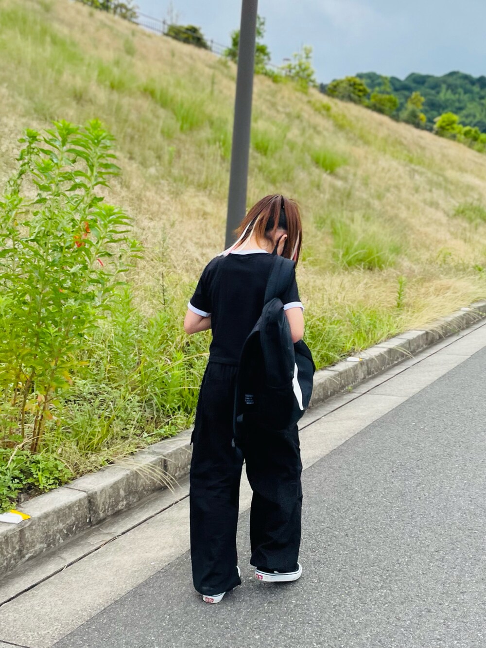 ブラック系のバックパック/リュック、ブラック系のTシャツ/カットソー、ブラック系のスニーカーを着用したキッズの夏コーディネートの5枚目の写真