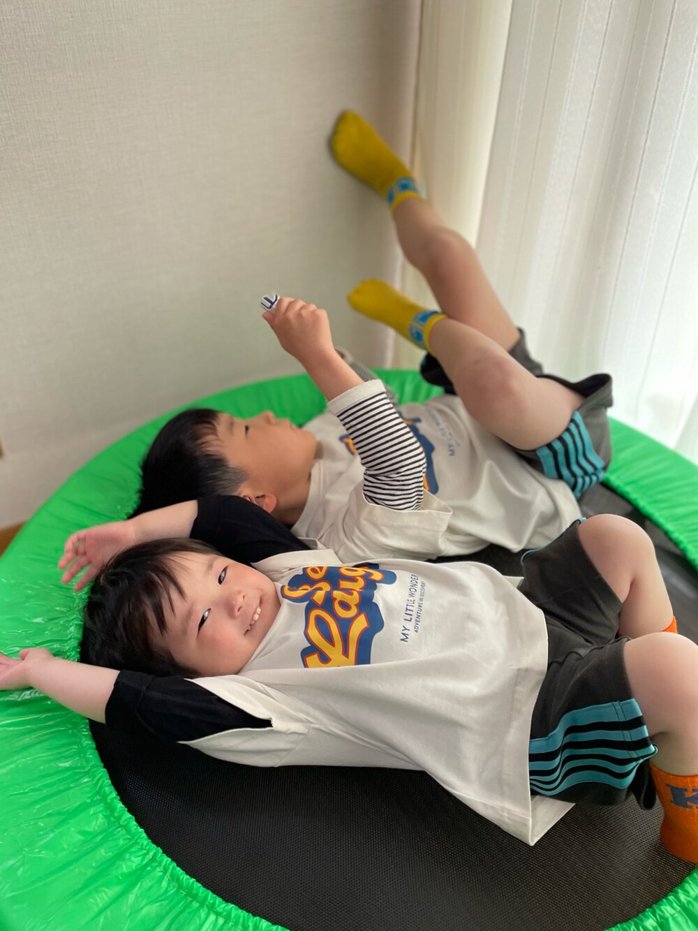 「シンプルコーデ、プチプラ、休日スタイル、バースデイ、shein、春夏コーデ、Tシャツ、ロゴT、ビッグシルエット、ビタミンカラー」｜「Birthdayのアイテム（トップス、ホワイト系）」を使った、naaaさん（キッズ・143cm）の春コーディネートの3枚目の写真