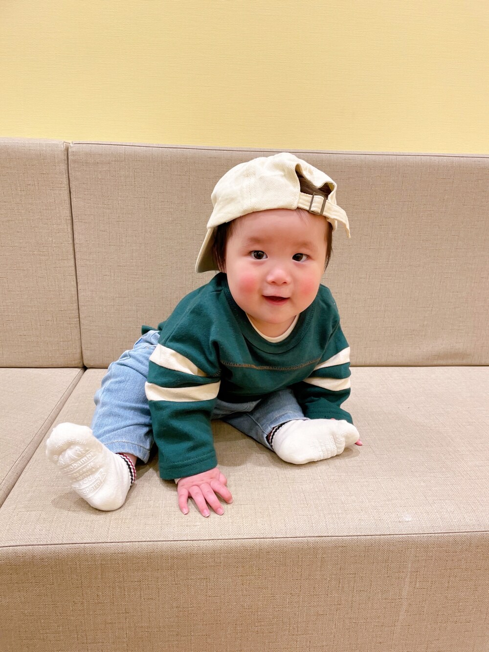 グリーン系のTシャツ/カットソー、ブルー系のデニムパンツを着用したキッズの冬コーディネートの2枚目の写真