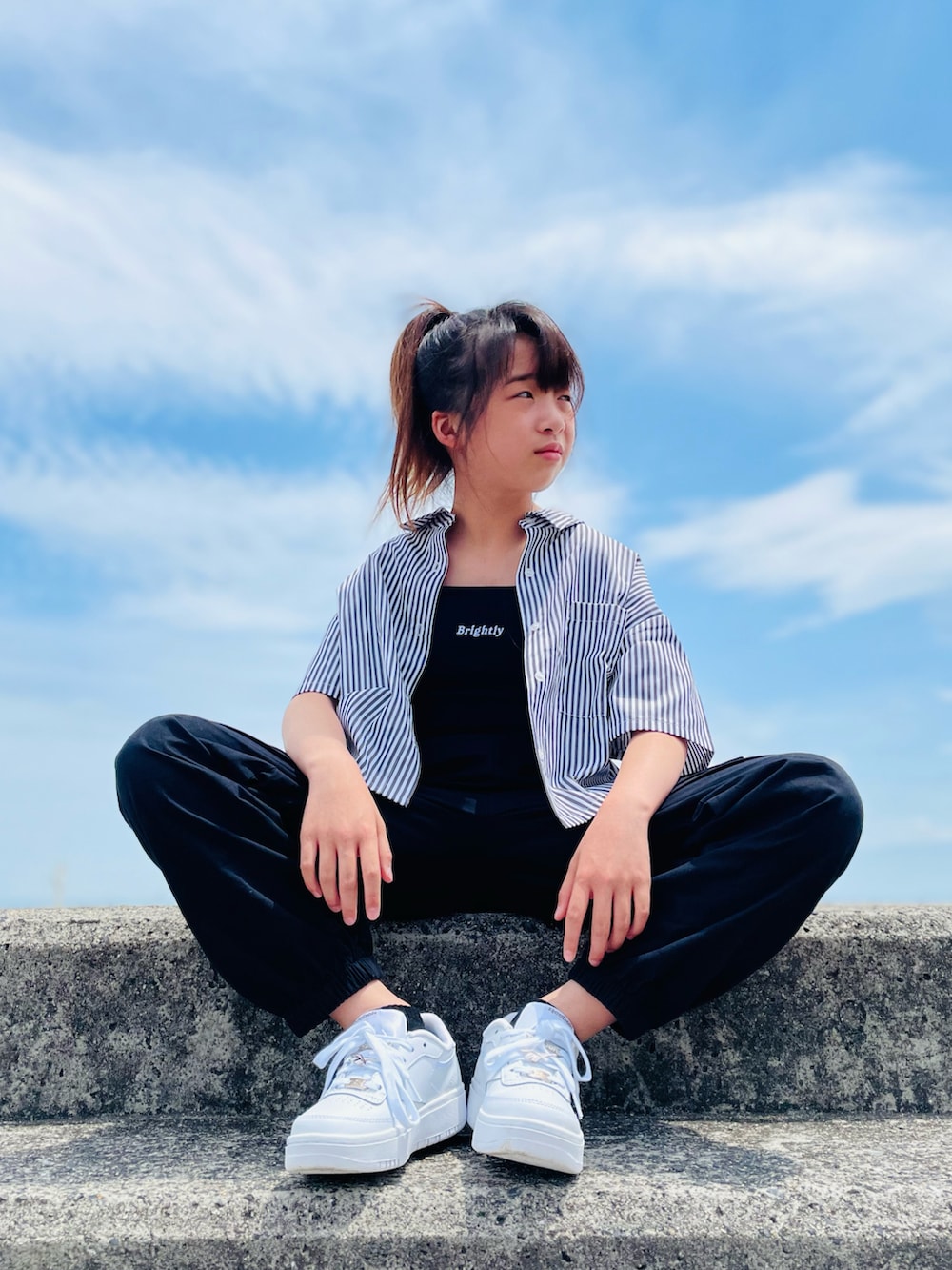 「ストライプ、ストライプシャツ、シャツスタイル、休日スタイル、ストリート、モード、カーゴパンツ、スニーカー、Lovetoxic、shein、Reebok、初夏コーデ、春夏コーデ、カジュアルコーデ、モノトーン」｜「LOVETOXICの【LTXC】半袖ストライプシャツインナーSET（シャツ/ブラウス、ブラック系）」を使った、naaaさん（キッズ・143cm）の春コーディネートの2枚目の写真