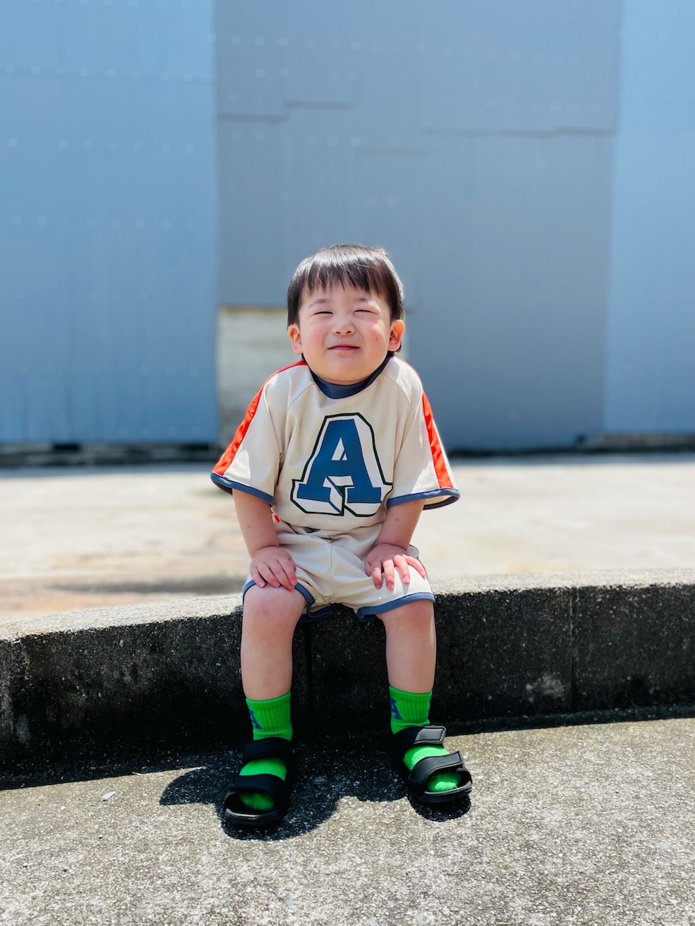 ホワイト系のTシャツ/カットソー、ホワイト系のその他パンツ、オレンジ系のソックス/靴下を着用したキッズの春コーディネートの5枚目の写真