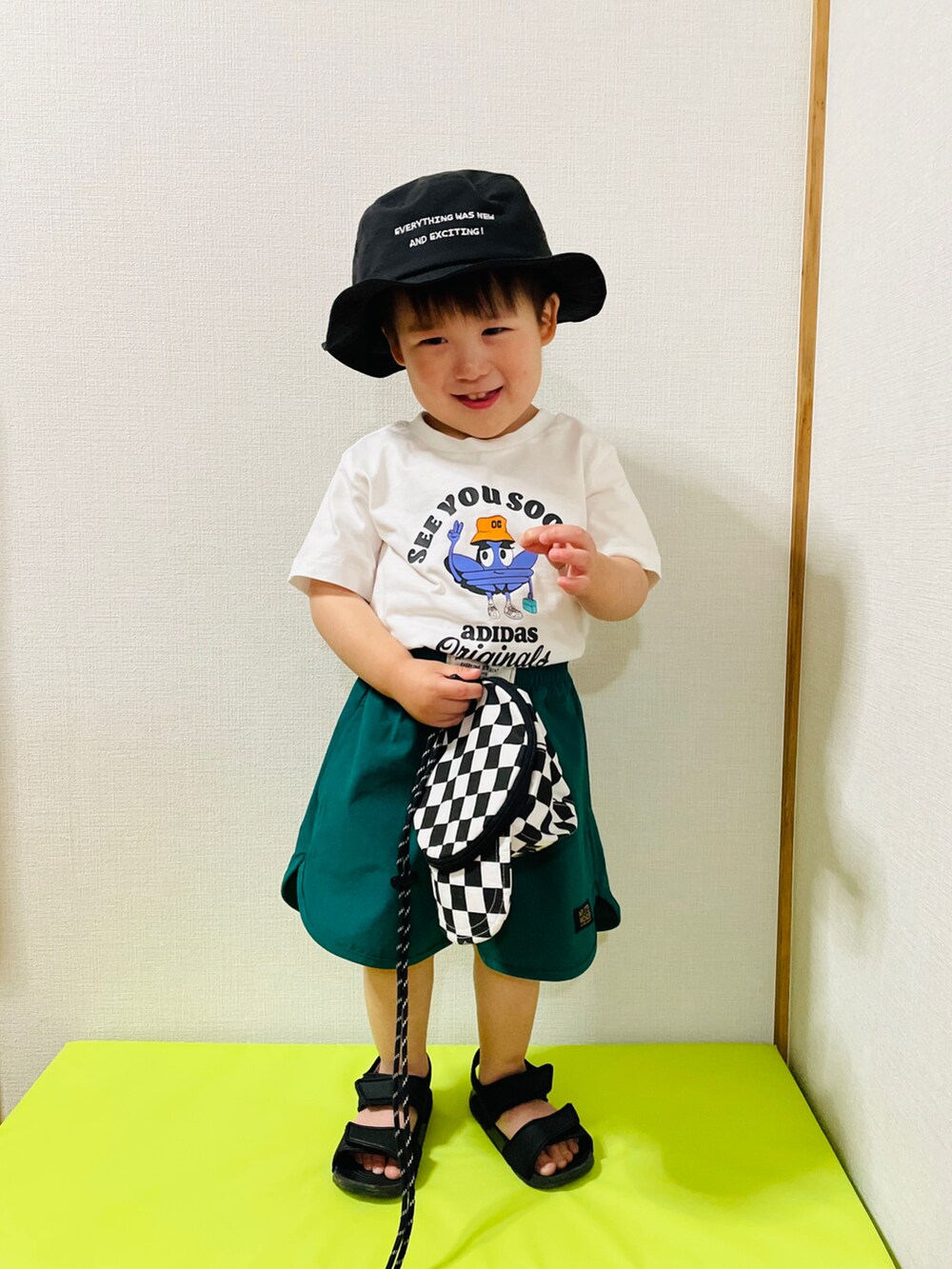 ホワイト系のジャージ、グリーン系のパンツを着用したキッズの夏コーディネートの4枚目の写真