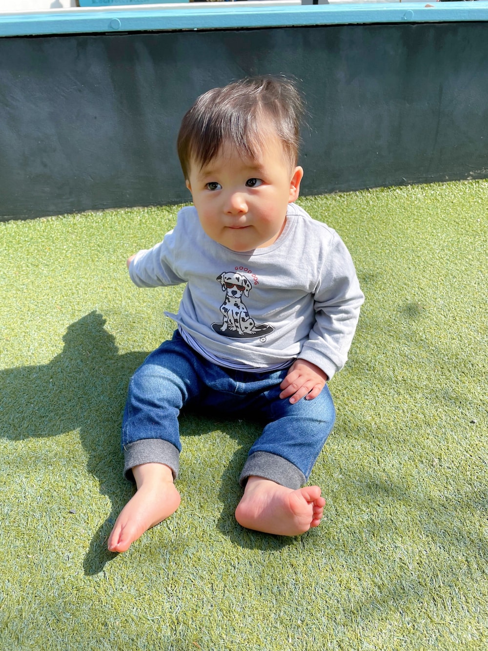 ブルー系のTシャツ/カットソー、ブルー系のデニムパンツ、その他のスリッポンを着用したキッズの春コーディネートの3枚目の写真