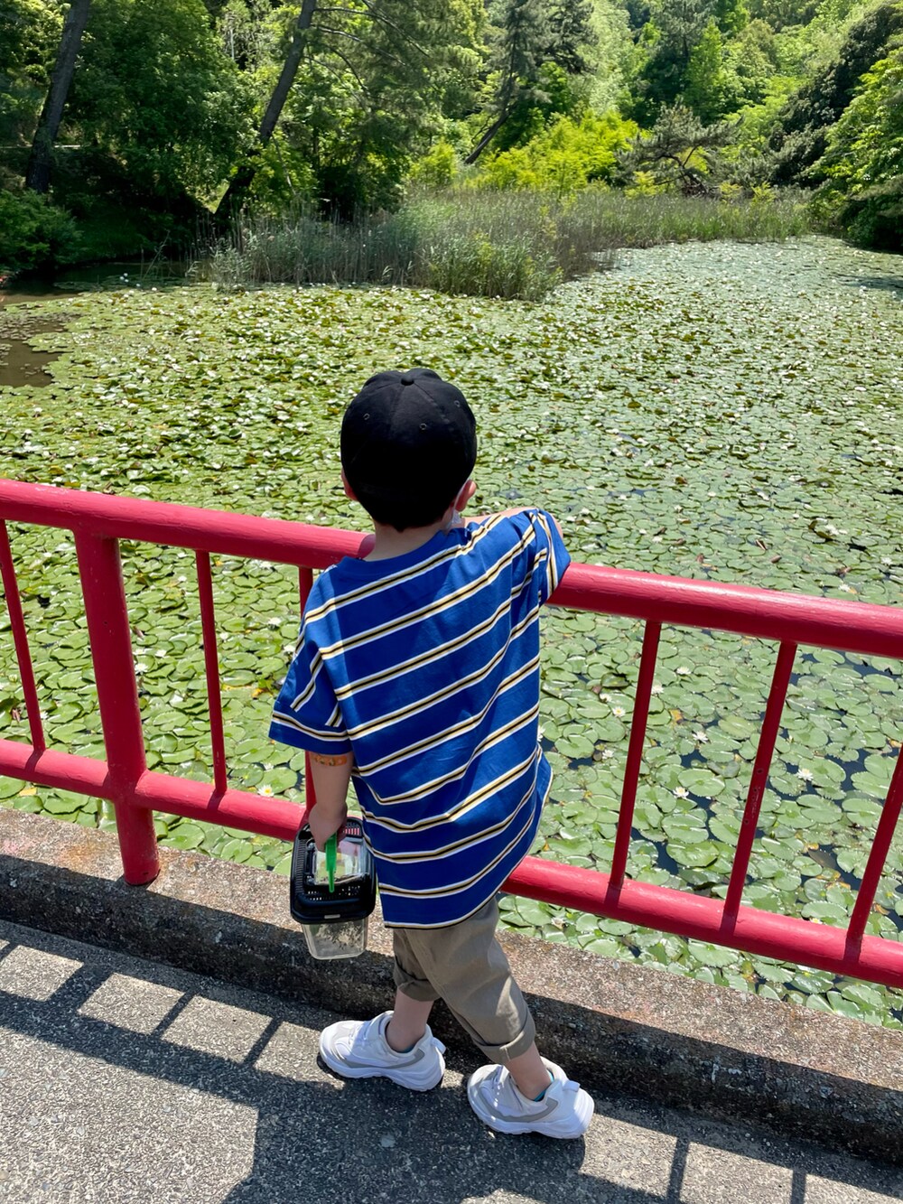 ブルー系のトップス、ベージュ系のその他パンツ、ホワイト系のスニーカーを着用したキッズの春コーディネートの3枚目の写真