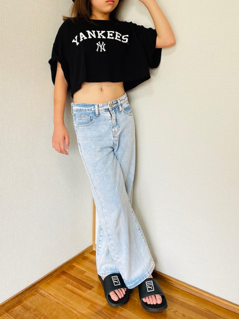 ブラック系のTシャツ/カットソー、ブルー系のデニムパンツ、ブラック系のサンダルを着用したキッズの夏コーディネートの3枚目の写真