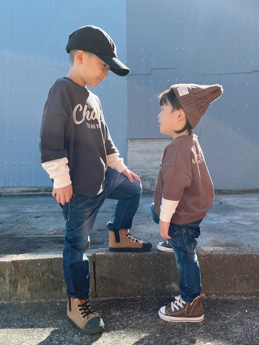 ブラック系のスウェット、ブルー系のデニムパンツ、ブラウン系のスウェットを着用したキッズの秋コーディネートの4枚目の写真