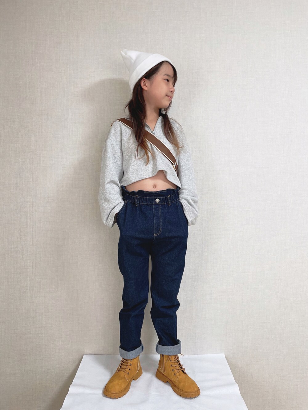 ブルー系のデニムパンツ、ブラウン系のシューズ、グレー系のパーカーを着用したキッズの秋コーディネートの2枚目の写真