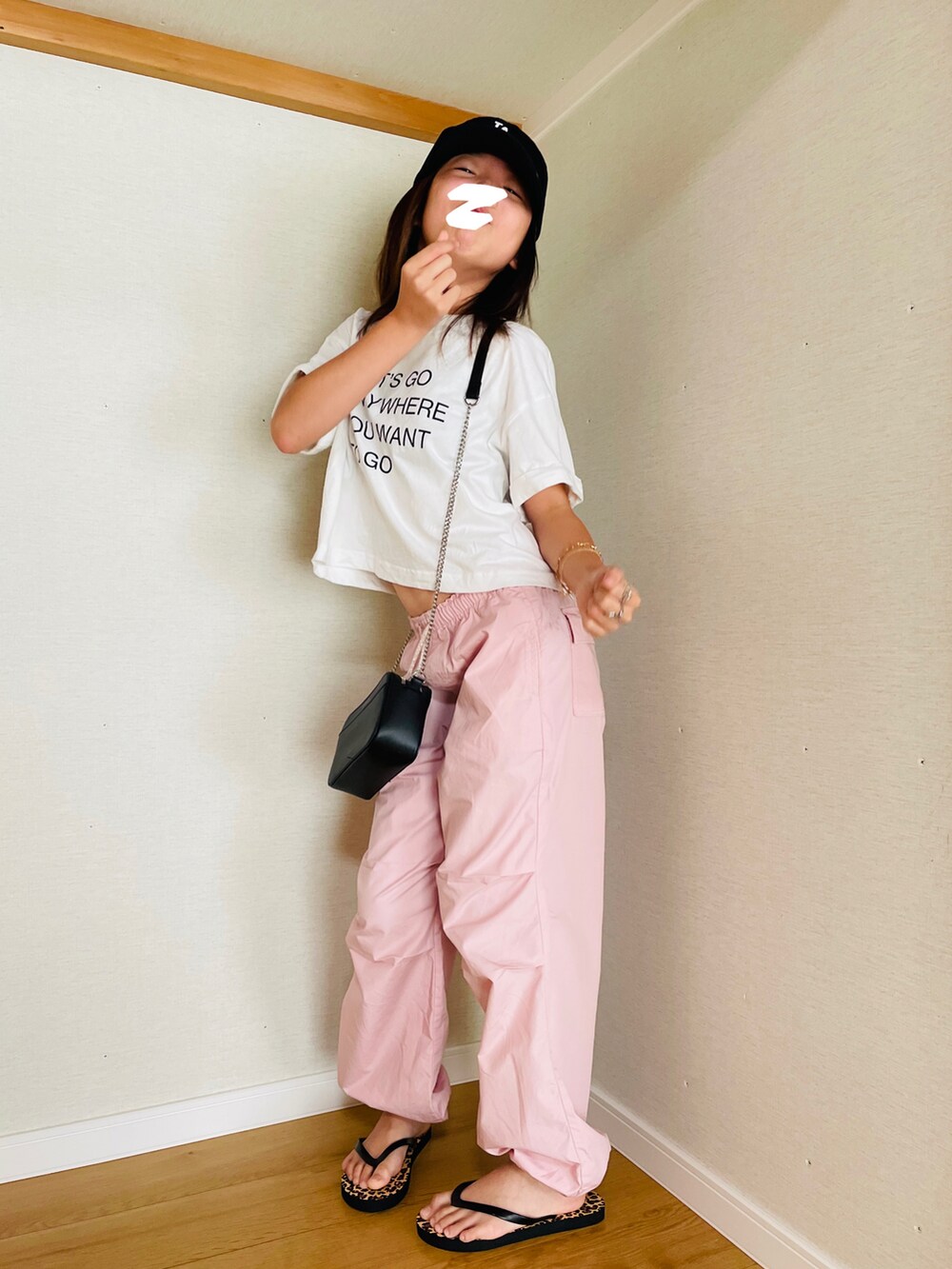 「夏コーデ、プチプラ、ピンク、ピンクパンツ、カラーパンツ、カーゴパンツ、白Tシャツ、ロゴT、GU、H&M、ビーチサンダル、淡色コーデ」｜「H&Mのアイテム（カーゴパンツ、ピンク系）」を使った、naaaさん（キッズ・143cm）の夏コーディネートの3枚目の写真