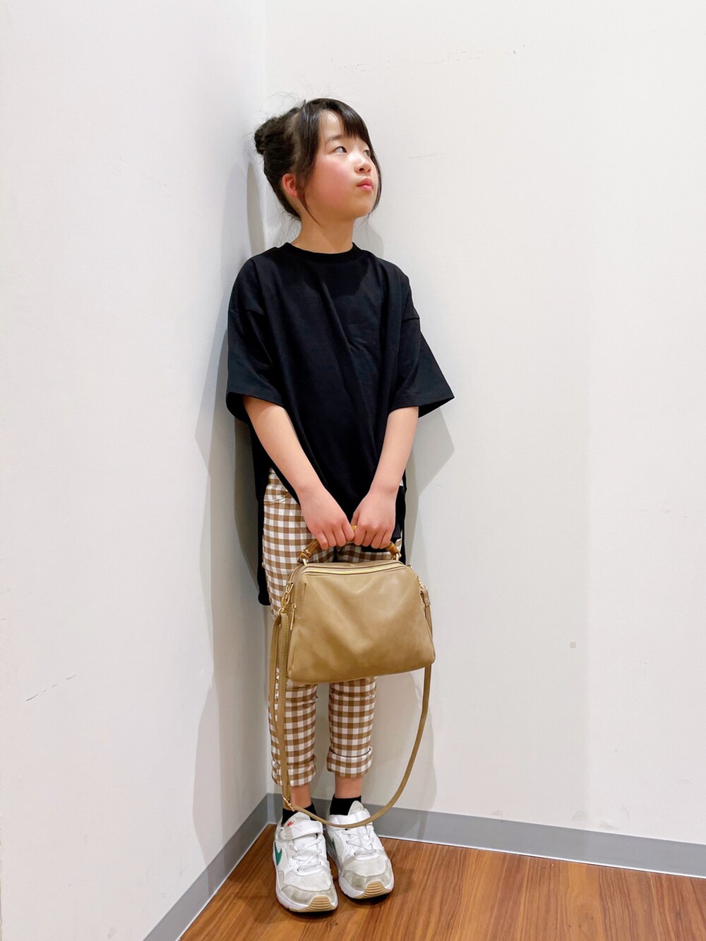 ブラック系のTシャツ/カットソー、ベージュ系のチノパンツ、ホワイト系のスニーカーを着用したキッズの春コーディネートの3枚目の写真