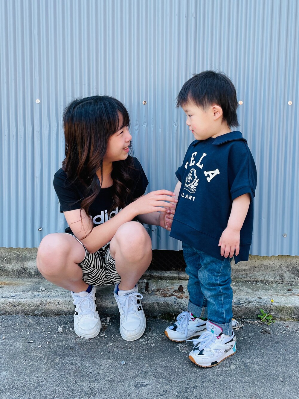 ブラック系のTシャツ/カットソー、グレー系のその他パンツ、ホワイト系のスニーカーを着用したキッズの春コーディネートの3枚目の写真