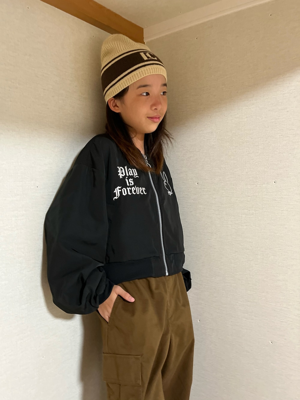 「ジャケットスタイル、ブルゾン、ブラウン、休日スタイル、カーゴパンツ、秋服まるっと大公開、秋コーデ、ストリート、ニット帽、GU、しまむら、プチプラ、秋冬コーデ」｜「SHEINのアイテム（ニットキャップ/ビーニー、ベージュ系）」を使った、naaaさん（キッズ・146cm）の秋コーディネートの3枚目の写真