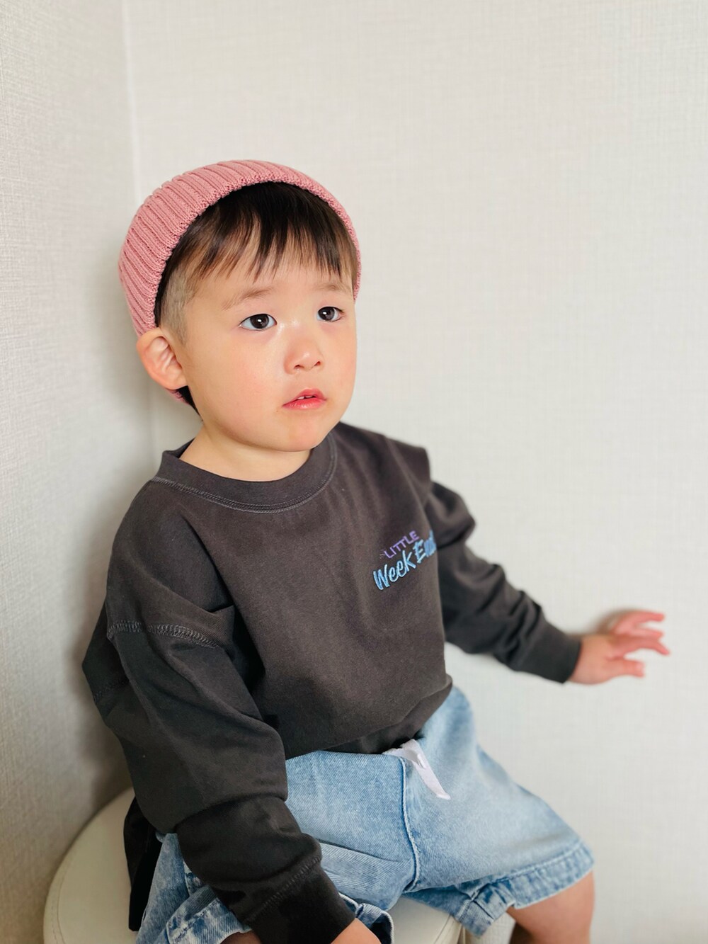 グレー系のトップス、ブルー系のパンツ、ブラック系のサンダルを着用したキッズの春コーディネートの3枚目の写真