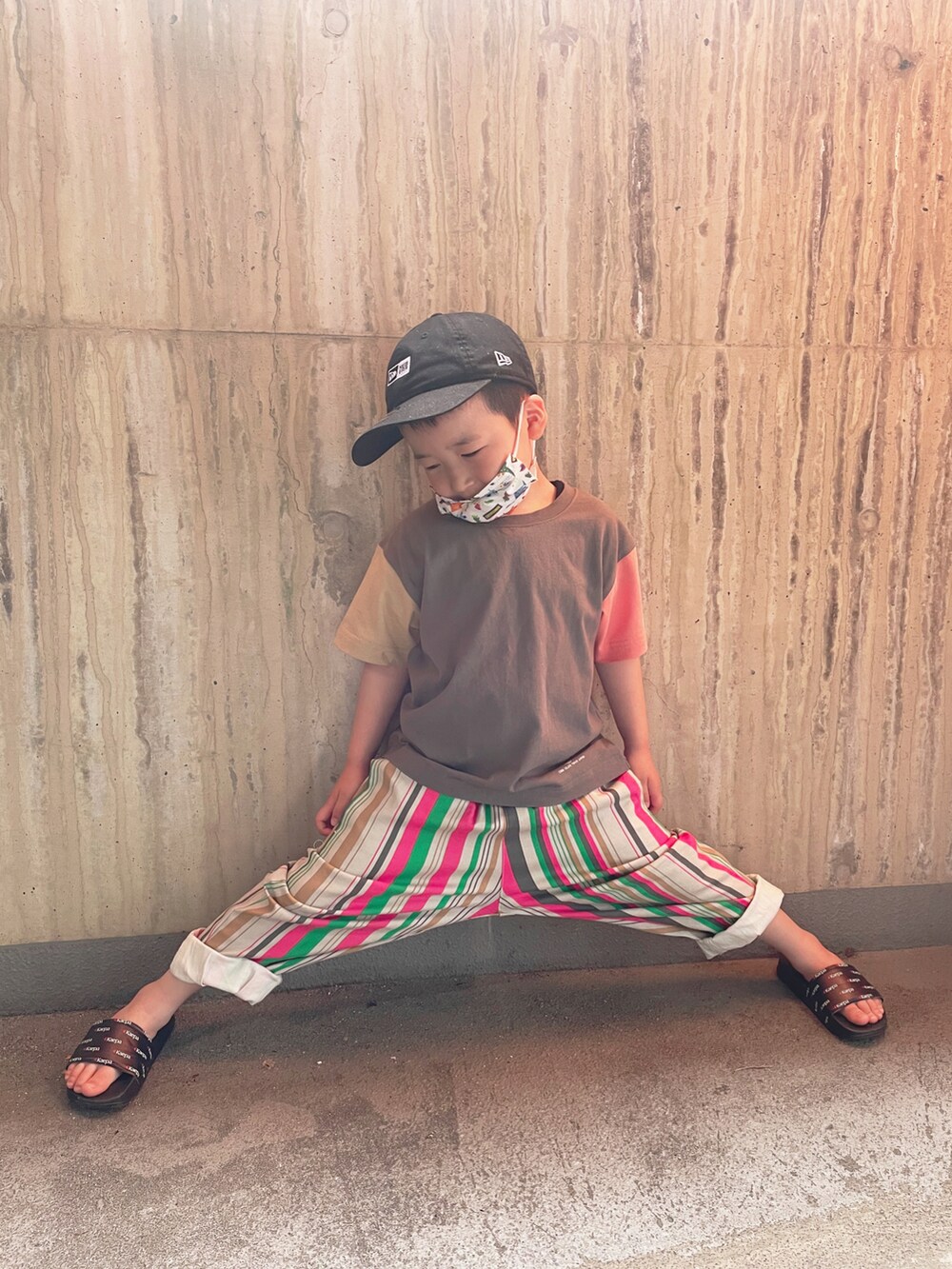 グレー系のTシャツ/カットソー、ホワイト系のその他パンツ、ブラック系のキャップを着用したキッズの春コーディネートの2枚目の写真