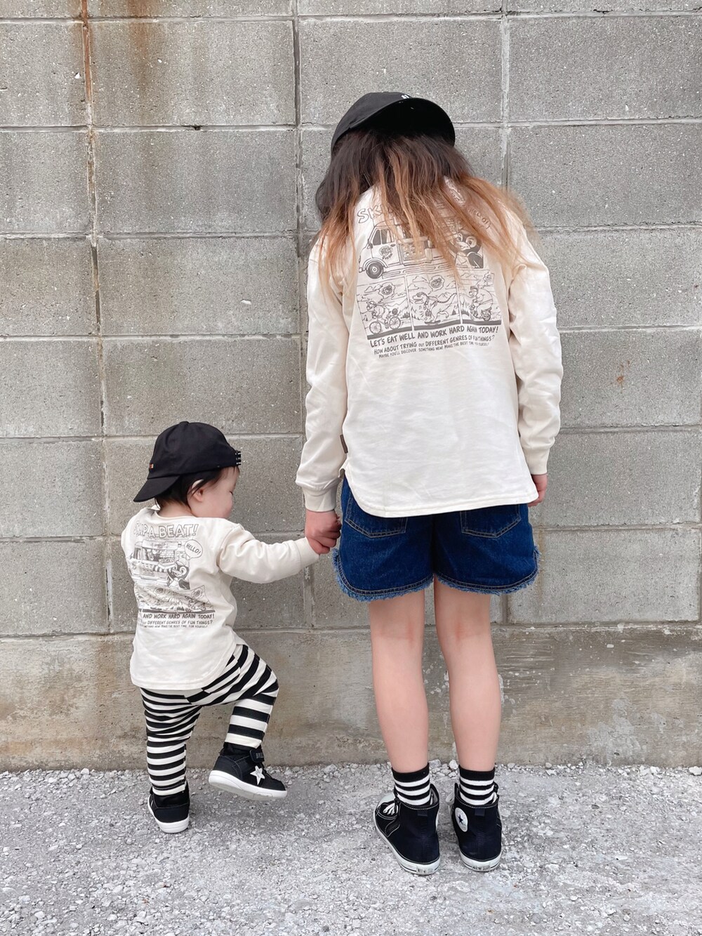 ホワイト系のTシャツ/カットソー、ブルー系のその他パンツ、ブラック系のスニーカーを着用したキッズの冬コーディネートの4枚目の写真