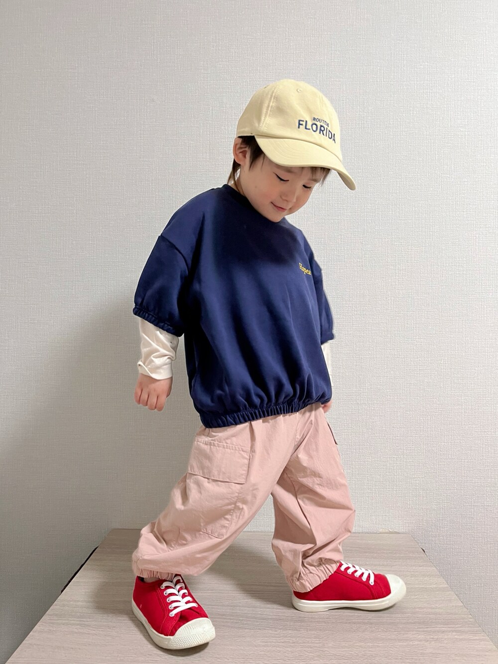 ブルー系のトップス、ピンク系のカーゴパンツ、ホワイト系のTシャツ/カットソーを着用したキッズの冬コーディネートの2枚目の写真