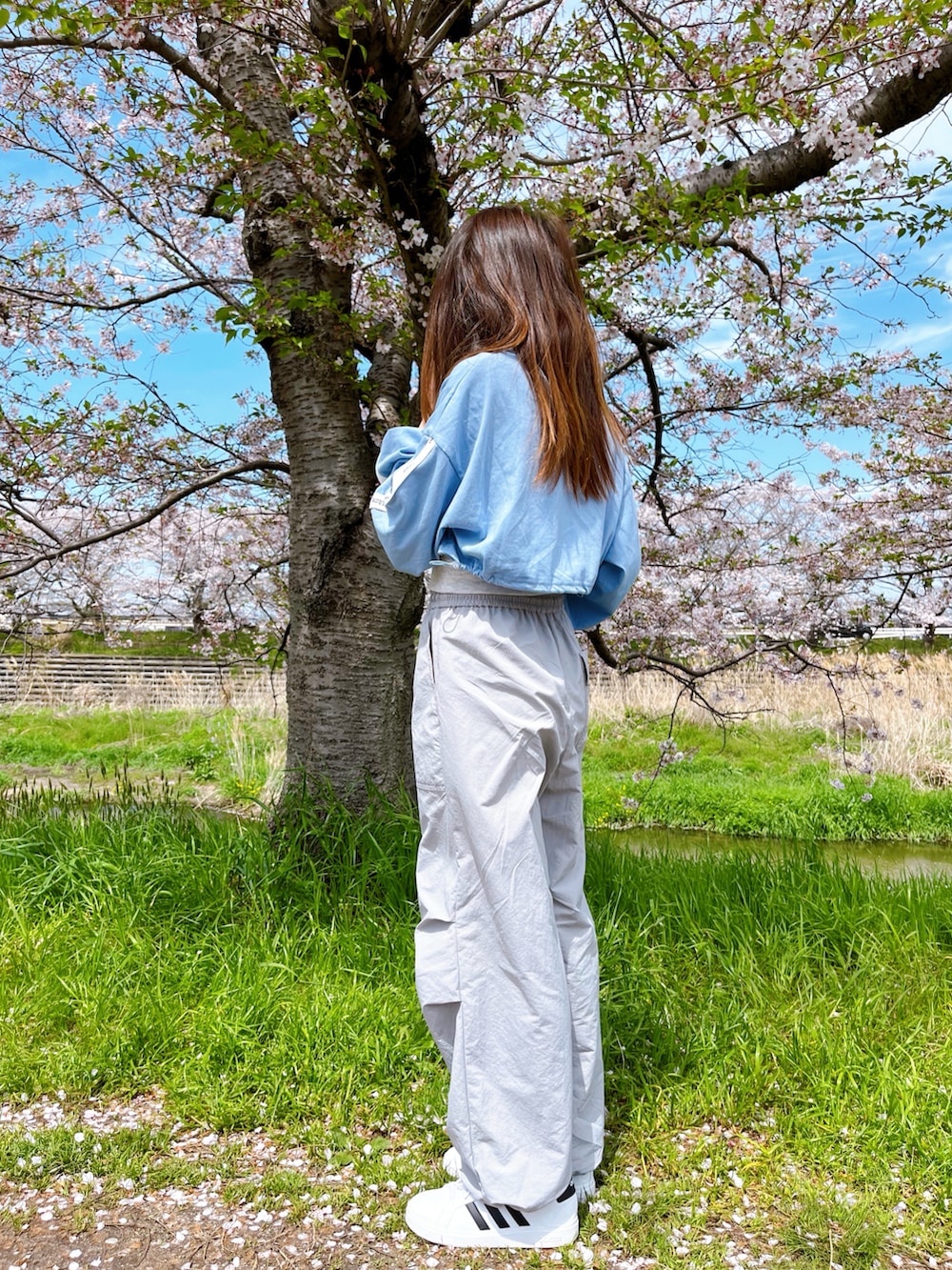 グレー系のパンツ、ブルー系のワンピースを着用したキッズの春コーディネートの5枚目の写真