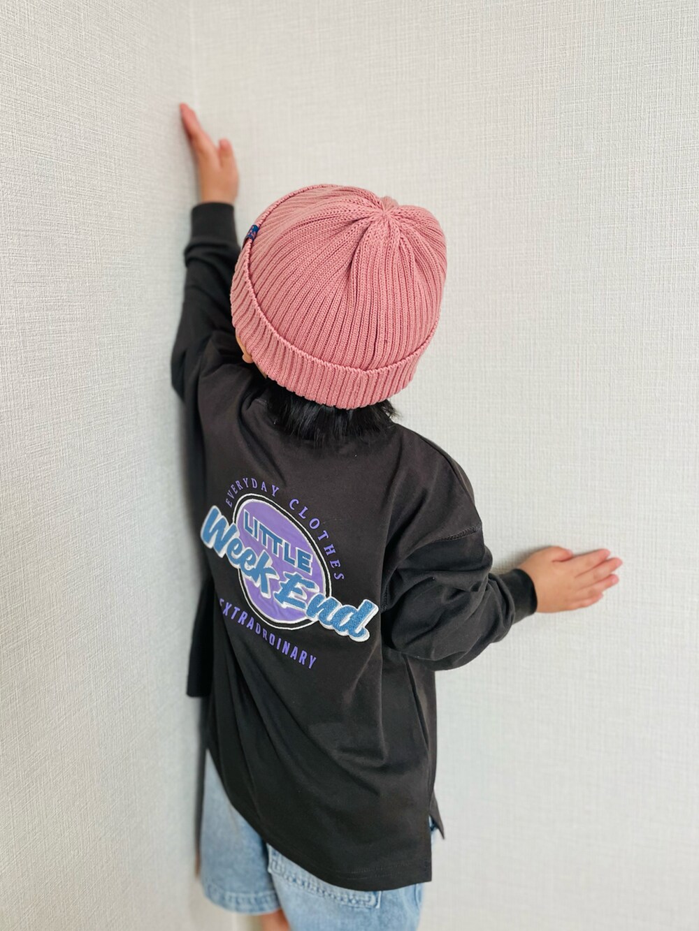 グレー系のトップス、ブルー系のパンツ、ブラック系のサンダルを着用したキッズの春コーディネートの4枚目の写真