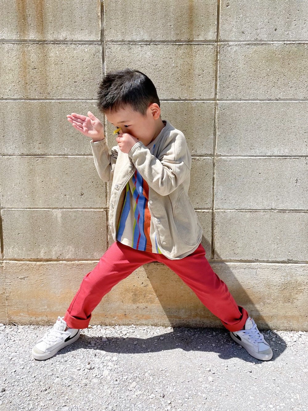 その他のTシャツ/カットソー、ブラウン系のその他パンツ、ホワイト系のスニーカーを着用したキッズの春コーディネートの4枚目の写真