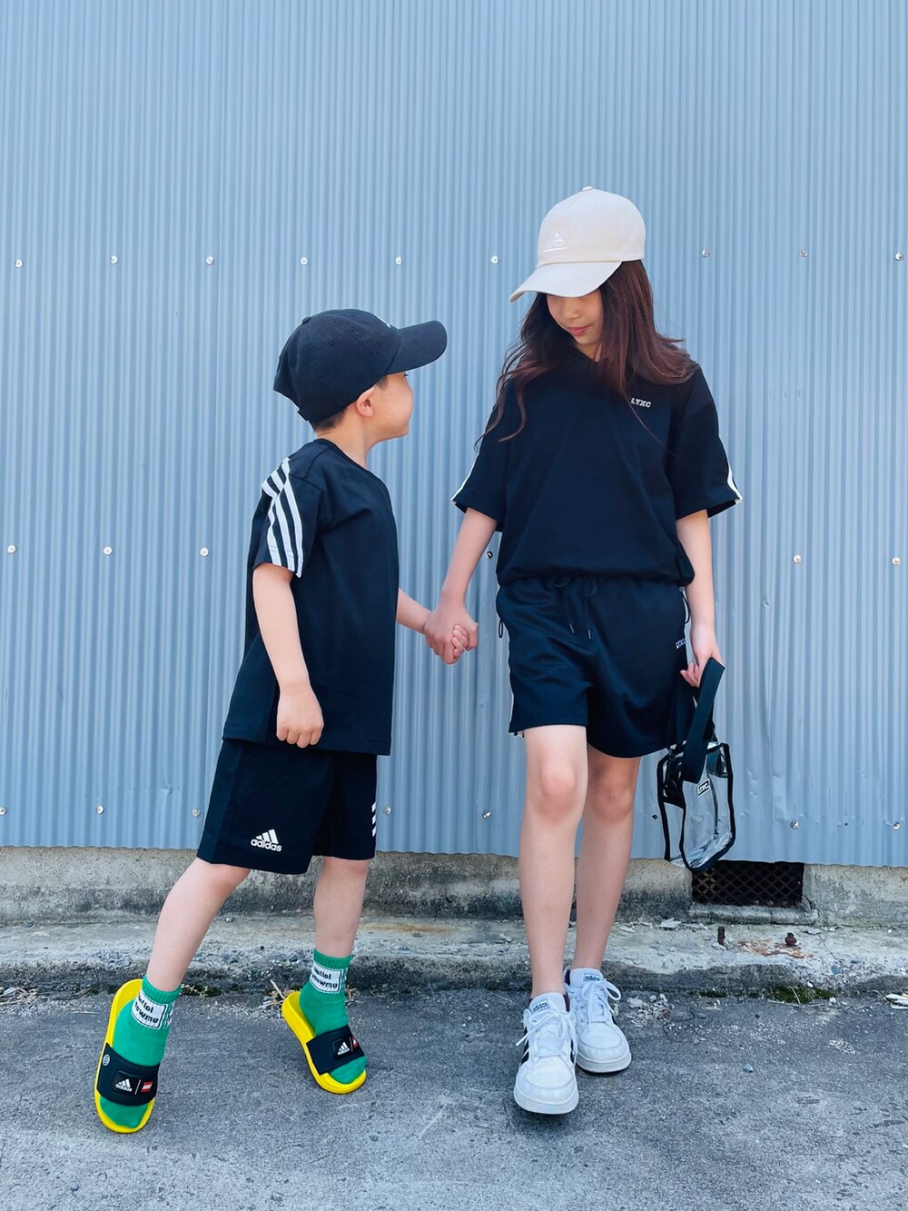 ブラック系のパーカー、ブラック系のその他パンツ、ブラック系のTシャツ/カットソーを着用したキッズの春コーディネートの3枚目の写真