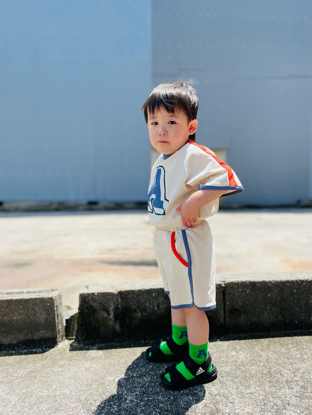 ホワイト系のTシャツ/カットソー、ホワイト系のその他パンツ、オレンジ系のソックス/靴下を着用したキッズの春コーディネートの3枚目の写真