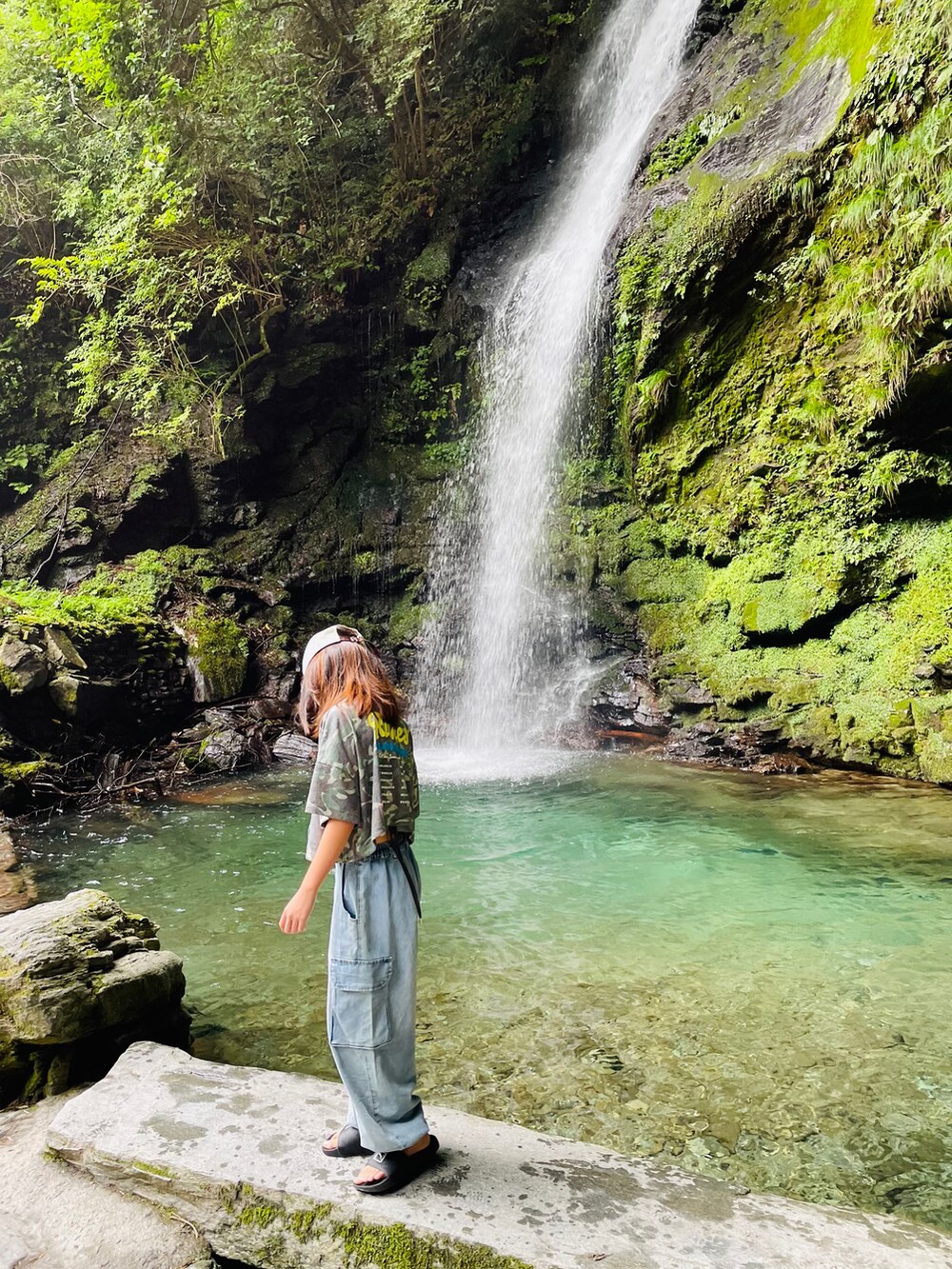 グリーン系のTシャツ/カットソー、ブルー系のカーゴパンツ、ホワイト系のスニーカーを着用したキッズの夏コーディネートの4枚目の写真