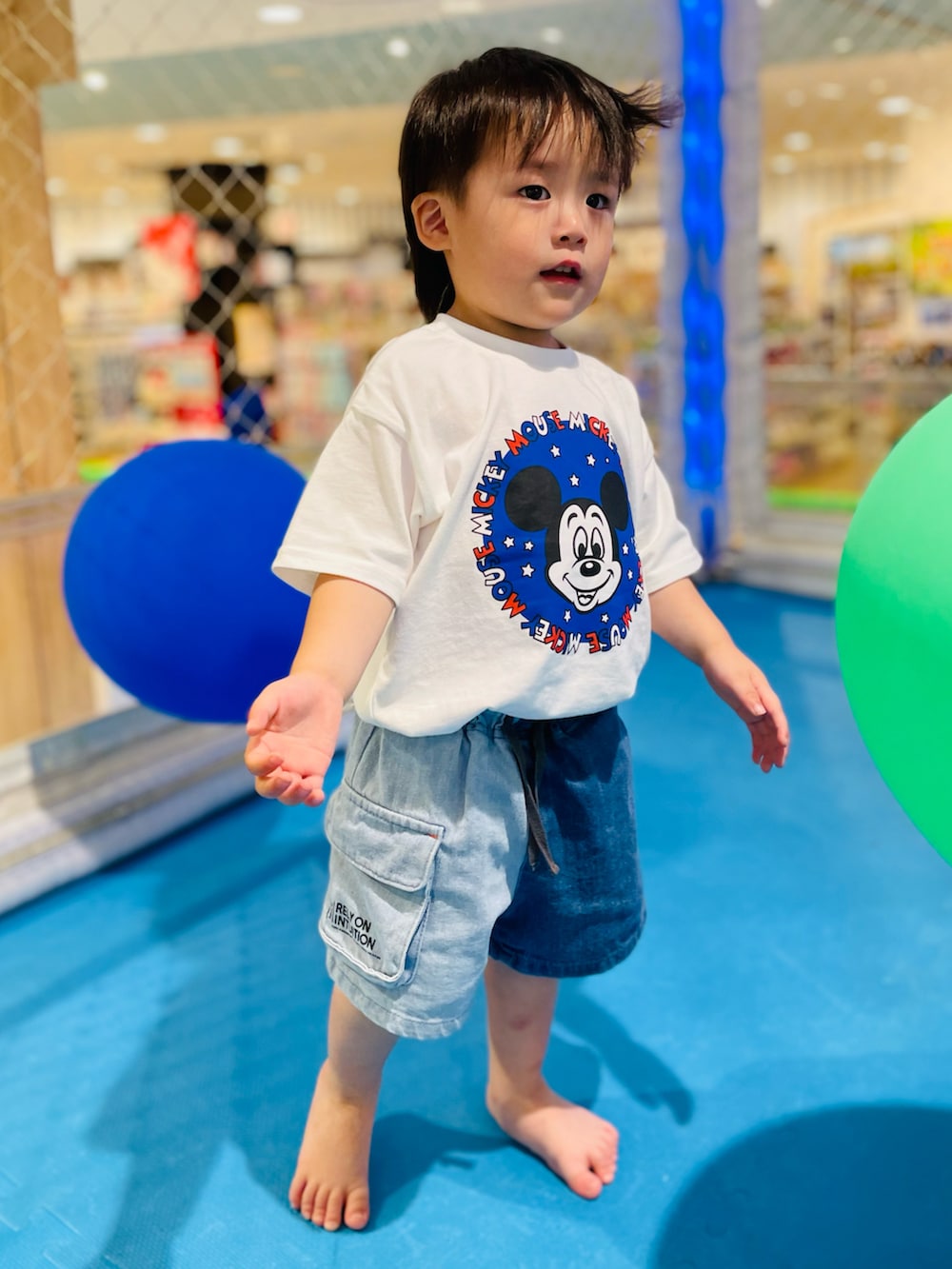 ブルー系のその他パンツ、ホワイト系のTシャツ/カットソーを着用したキッズの夏コーディネートの4枚目の写真
