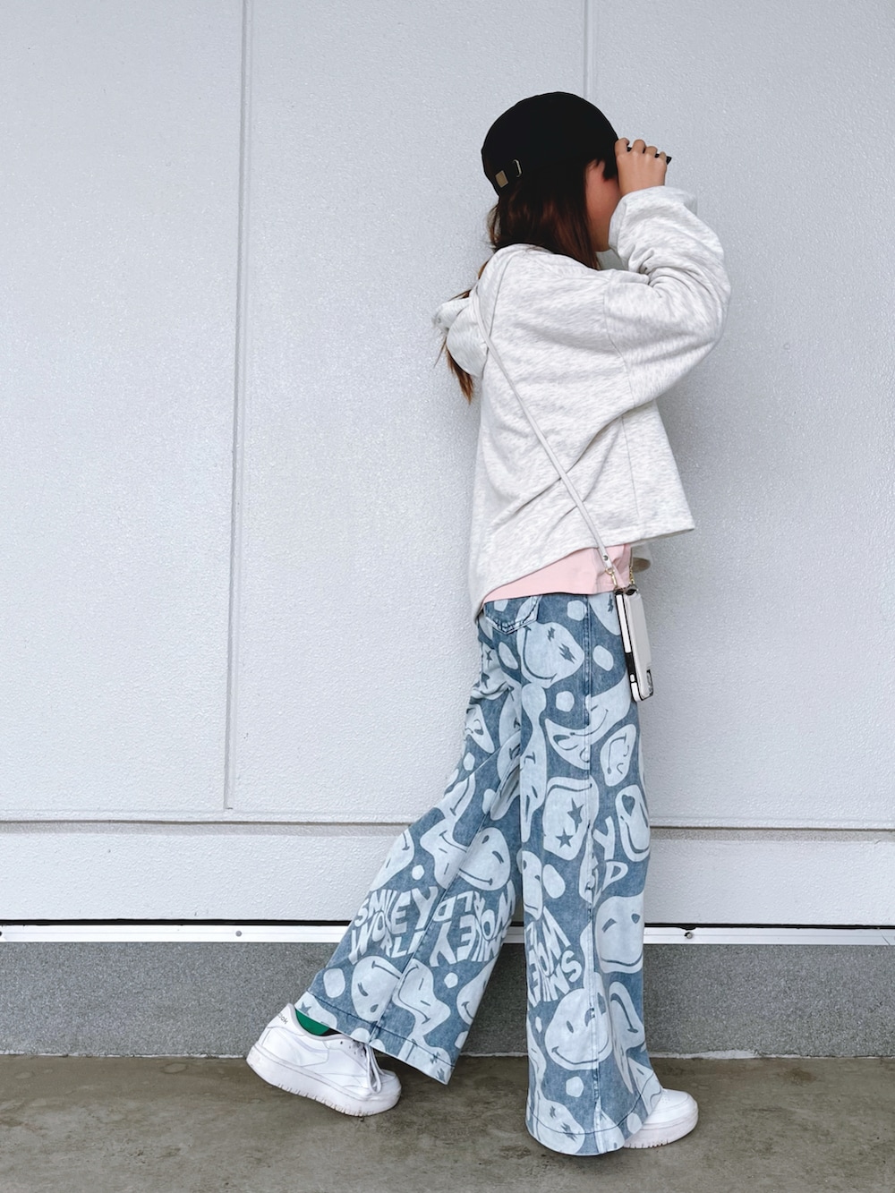 「レイヤードスタイル、ピンク、柄パンツ、パステルカラー、お出かけコーデ、カジュアルコーデ、春色、休日スタイル、パーカー、スニーカー、春服みてみて」｜「LOVETOXICのパーカSETUP（ワンピース、ホワイト系）」を使った、naaaさん（キッズ・146cm）の春コーディネートの2枚目の写真