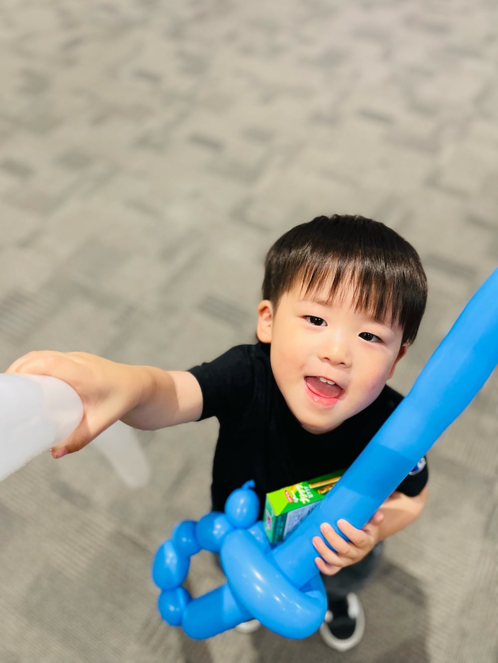 ブラック系のTシャツ/カットソー、ブラック系のパンツを着用したキッズの夏コーディネートの5枚目の写真