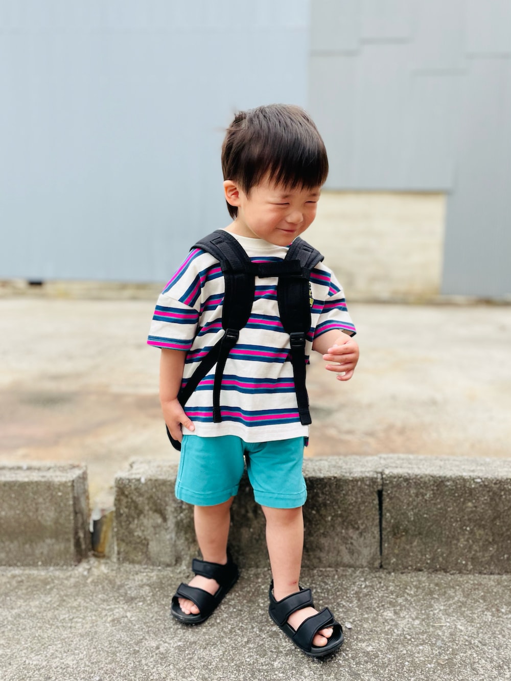 ブラック系のバックパック/リュック、パープル系のTシャツ/カットソー、ブルー系のその他パンツを着用したキッズの夏コーディネートの4枚目の写真
